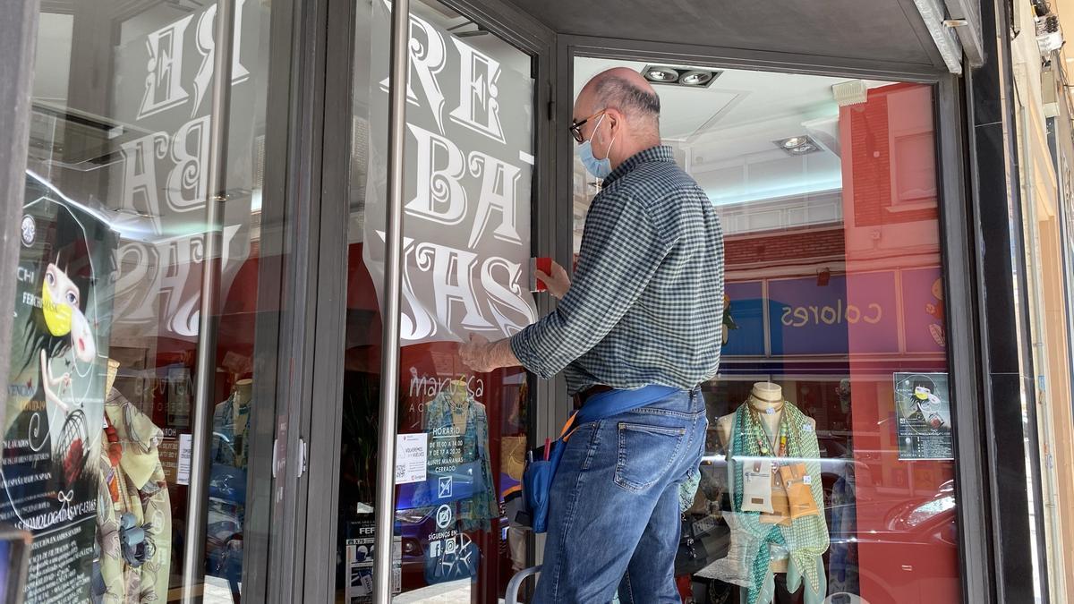 La tienda Marussa pone los rótulos de rebajas en su escaparate