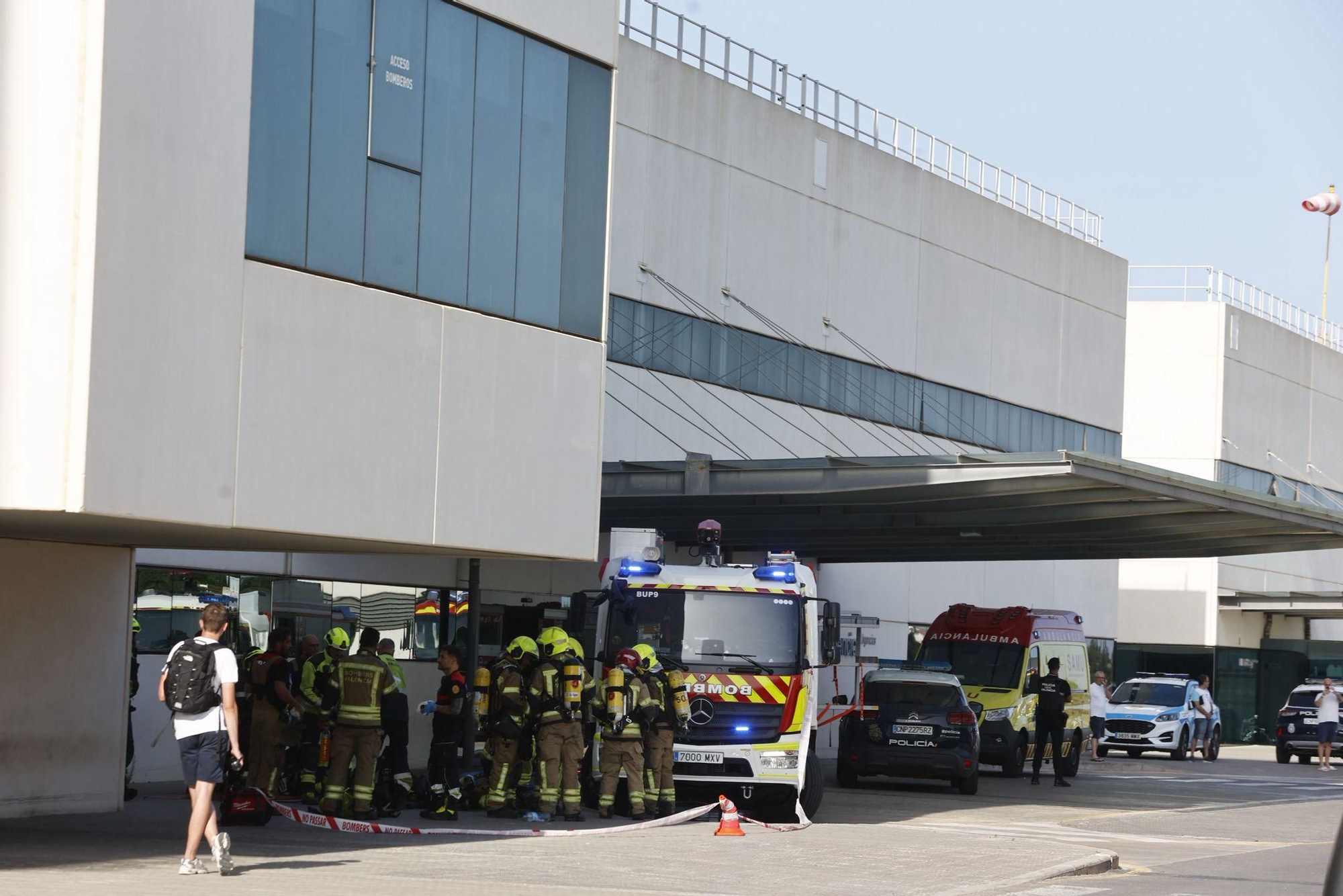 Un incendio intencionado obliga a desalojar la planta de Psiquiatría de La Fe