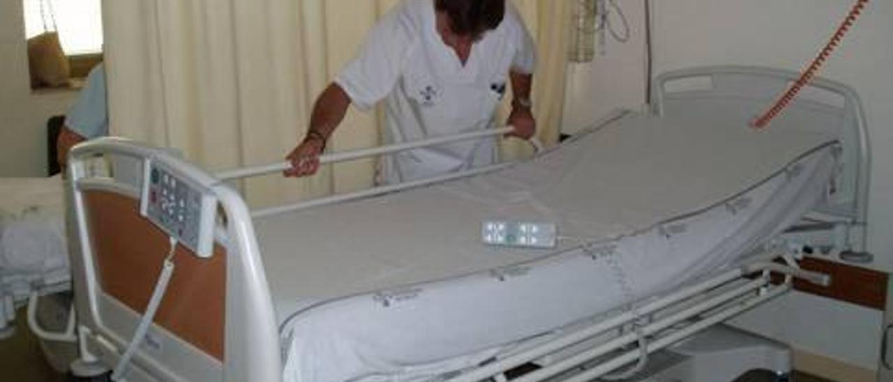 Imagen de archivo de un profesional habilitando una cama en el Hospital General