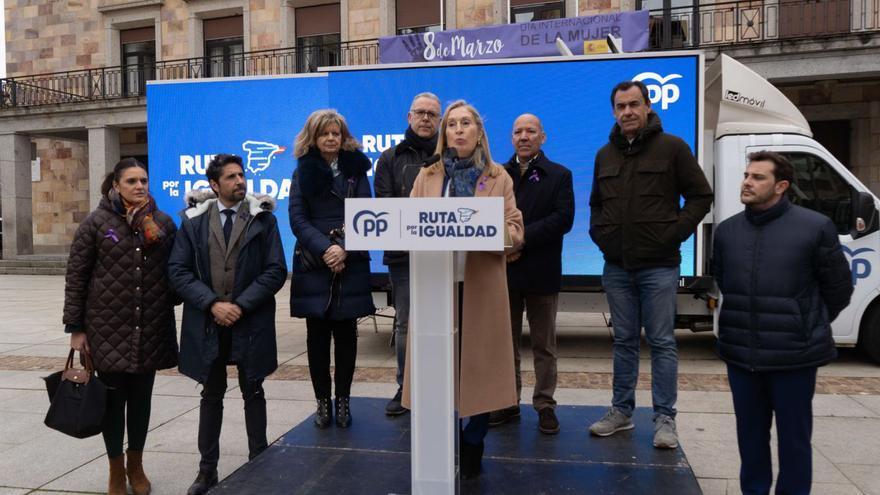 Ana Pastor, junto a cargos del PP de Zamora, en la parada de la «Ruta por la Igualdad» en la ciudad. | J. L. Fernández