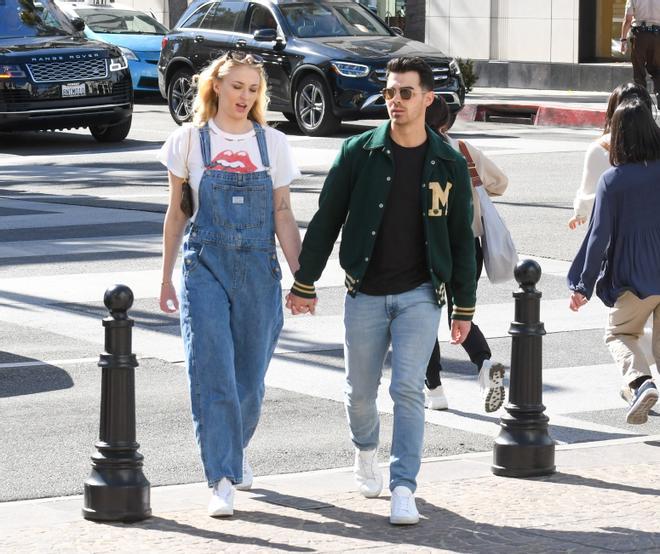 Sophie Turner con peto vaquero junto a Joe Jonas