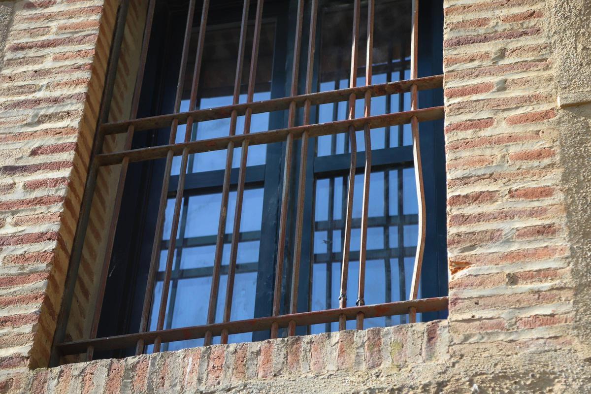 La reja por la que accedieron los ladrones al museo, ya reparada.