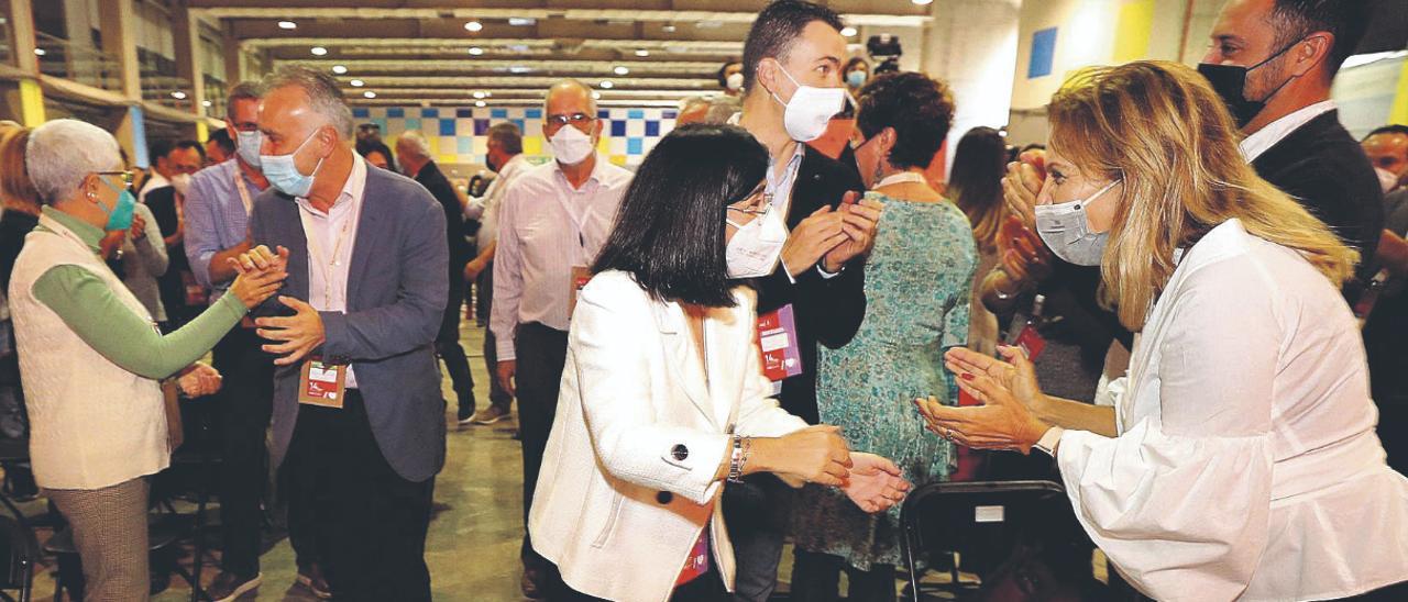 La ministra Carolina Darias, el portavoz del PSOE en el Congreso, Héctor Gómez (detrás), y Ángel Víctor Torres saludando, ayer, en el Gran Canaria Arena.. | |ELVIRA URQUIJO A. /EFE