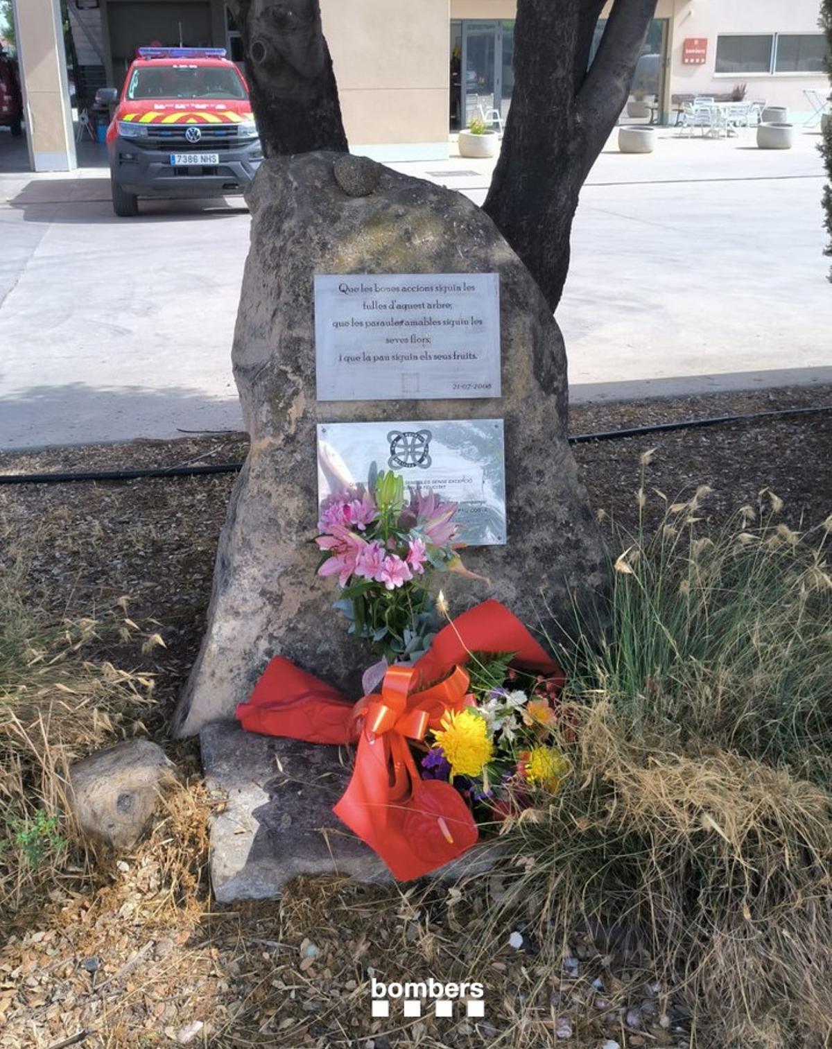 Monòlit en record dels Bombers morts a Horta de Sant Joan al parc de Lleida