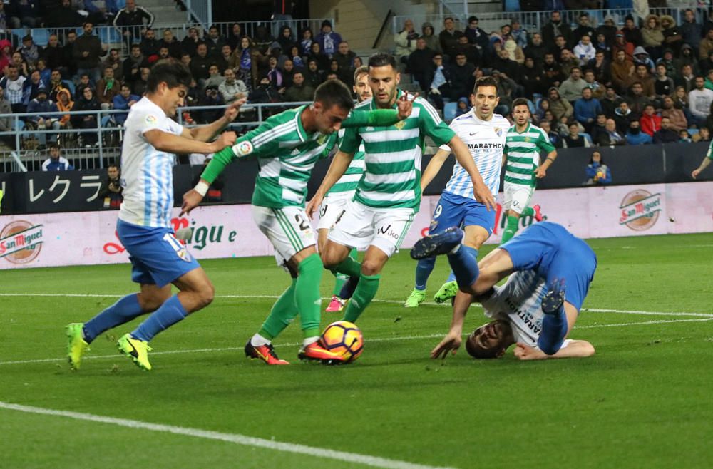 Las imágenes del derbi andaluz en La Rosaleda, que estuvo precedido de un minuto de silencio en memoria de Pablo Ráez. Sobre el césped, el conjunto bético remontó un choque en el que el Málaga CF no estuvo bien.