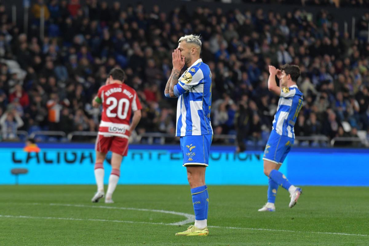 Un Dépor estéril cae ante el Granada en Riazor (0-2)