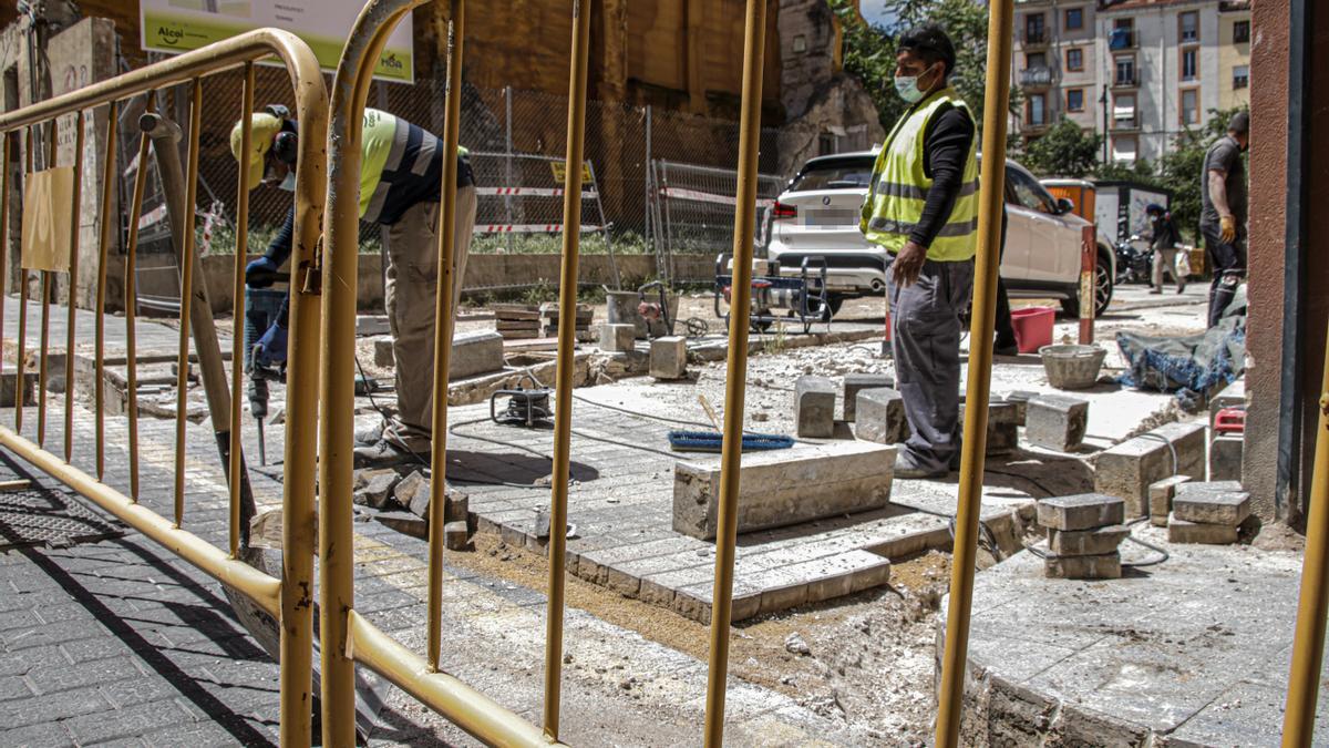 Dos operarios trabajan en la calzada de Sant Nicolauet, el pasado mayo.