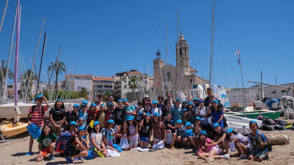 Escolares participan en el bautizo de vela en Sitges.