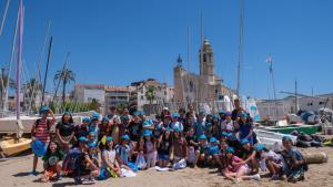 Escolares participan en el programa Bateig de Vela en Sitges.