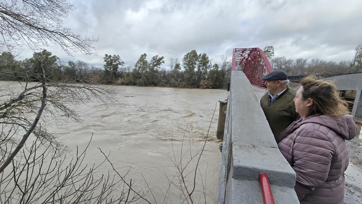 Paqui y José, vecinos de Villafranca, junto al río, para observar la crecida tras las últimas lluvias.