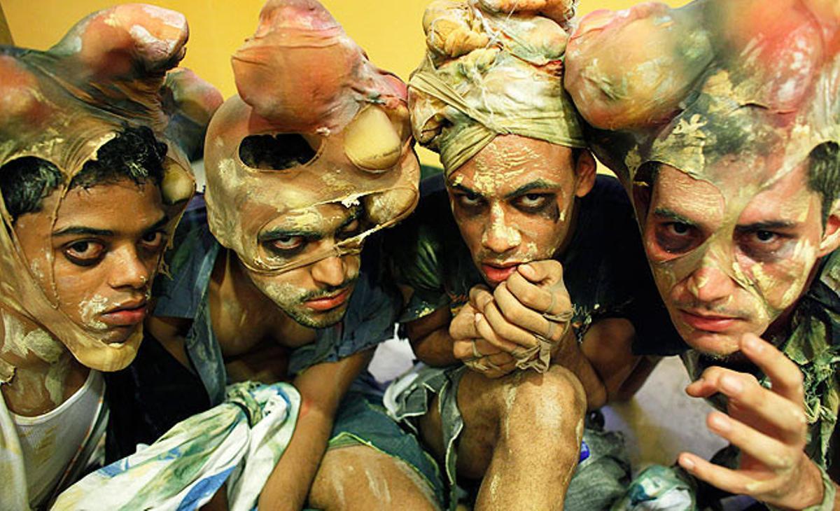 Uns joves disfressats participen aquest dijous en la desfilada inaugural del VII Festival Internacional de Teatre de Santo Domingo, a la República Dominicana.