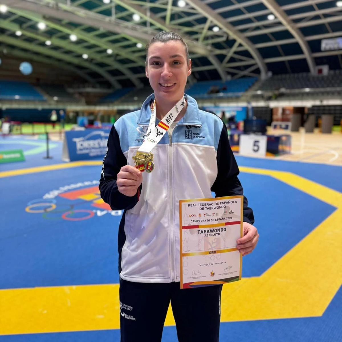 Tania Castiñeira con su medalla y diploma como campeona de España de taekwondo en modalidad de combate.