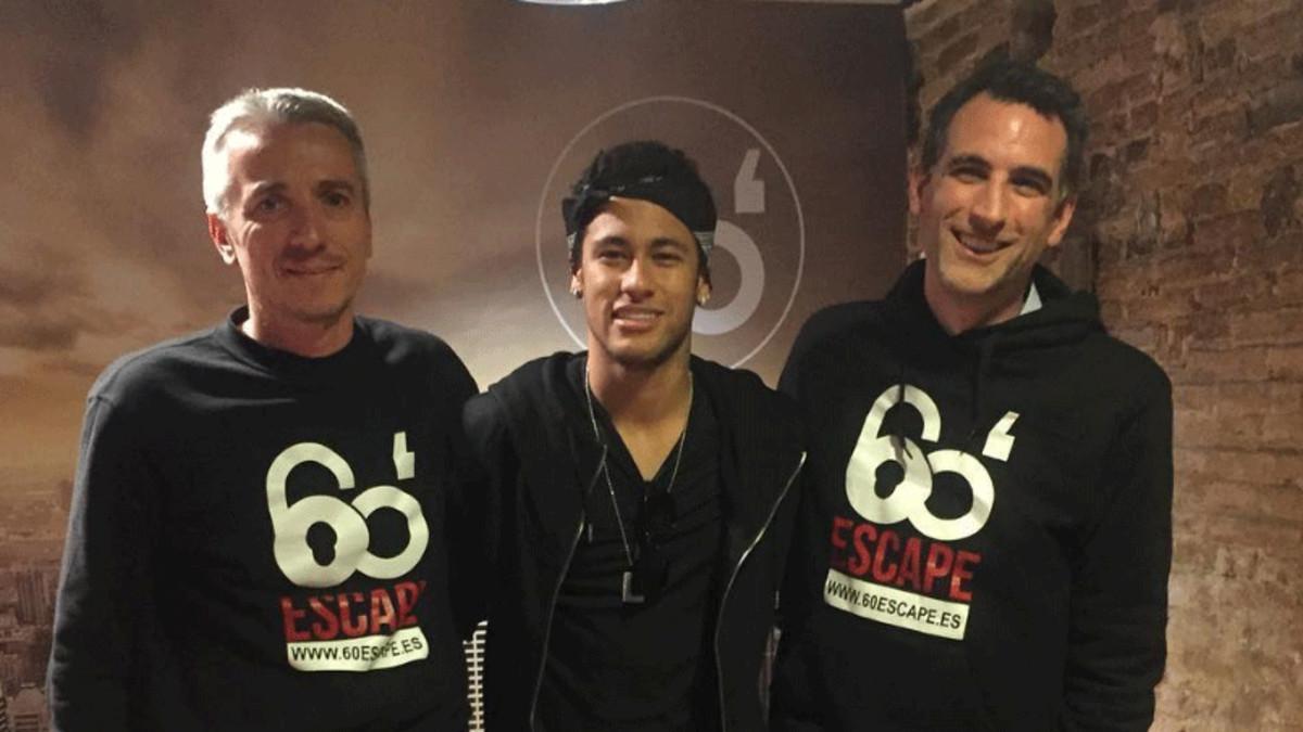 Neymar, junto a dos trabajadores del 60' Room Escape de Barcelona