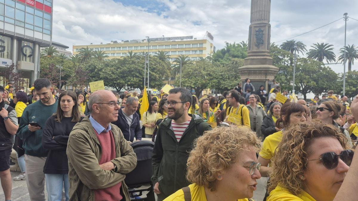 Francisco Jorquera y David Otero, del BNG, en la protesta de trabajadores de escuelas infantiles celebrada este jueves en el Obelisco.