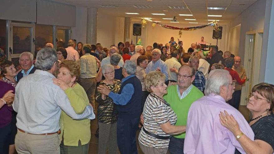Baile para mayores en el Centro Social de Cangas, en una imagen de archivo. // G.Núñez