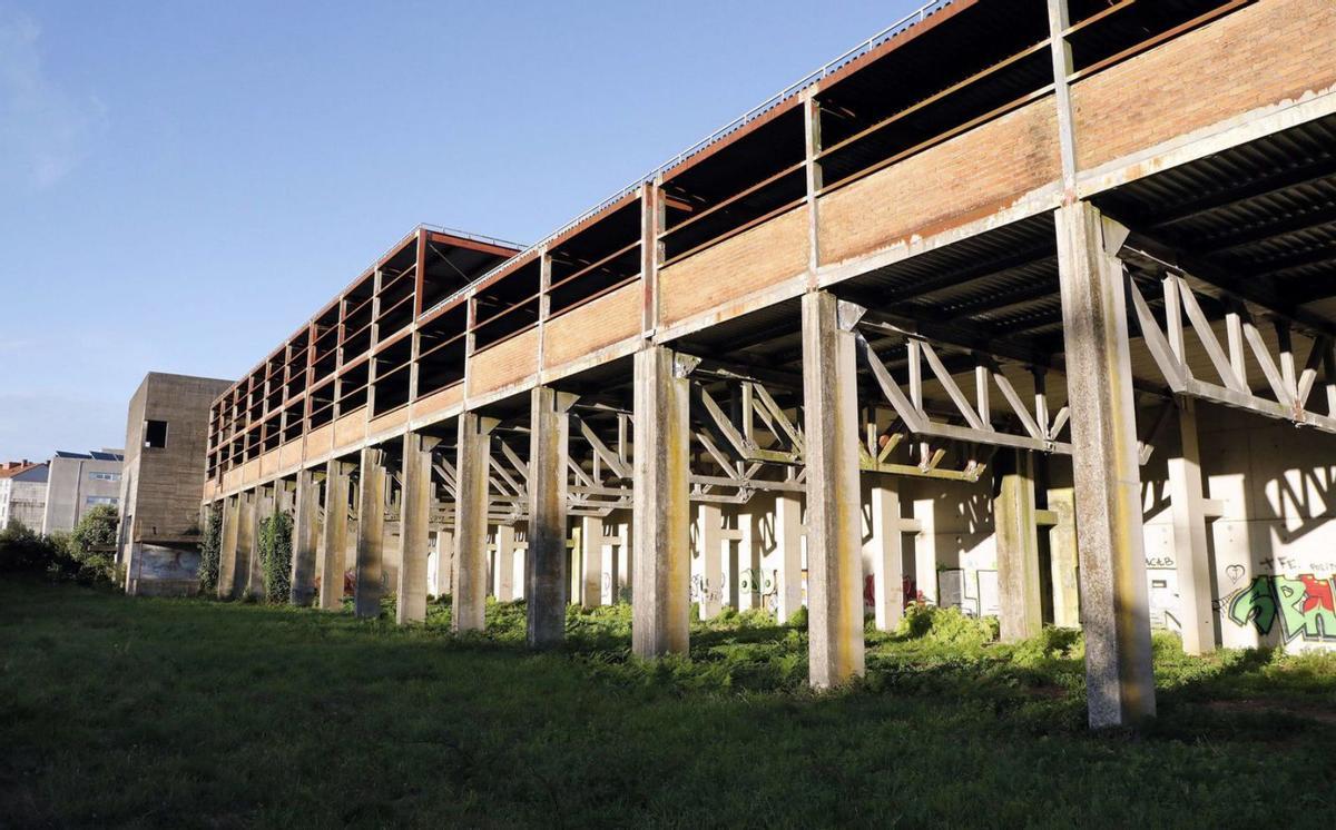 Aspecto que ofrece el esqueleto del edificio previsto para el parque comarcal, en Salgueiriños/
