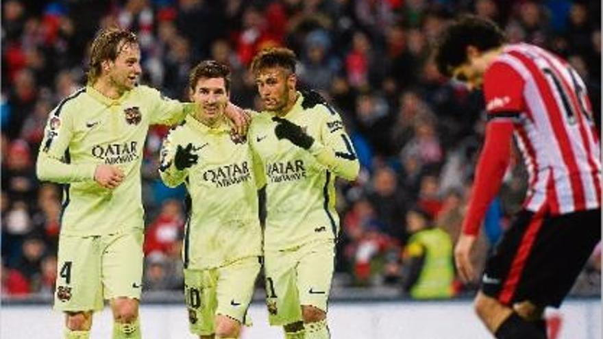 Rakitic i Neymar celebren amb Leo Messi un dels cinc gols que va fer el Barça a Bilbao diumenge.