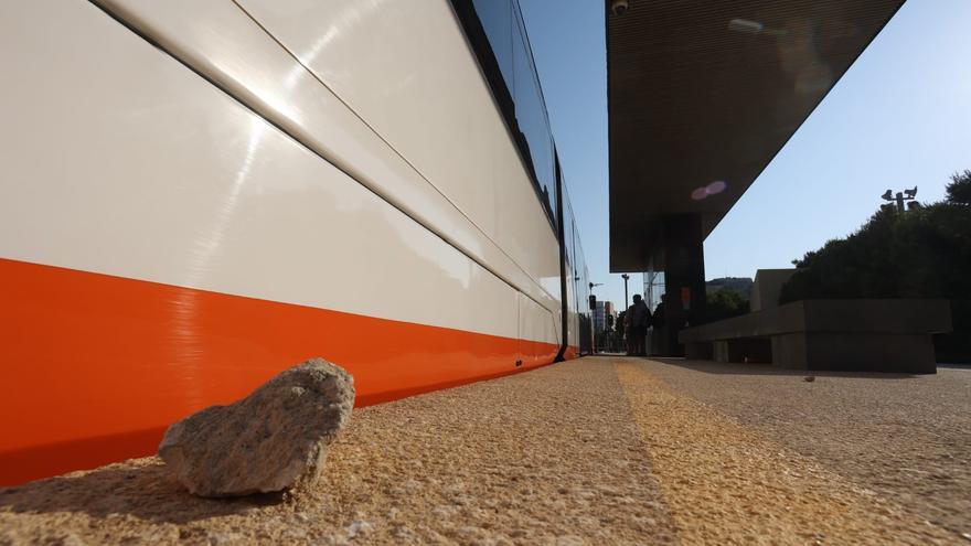 Buscan a dos jóvenes por lanzar piedras de gran tamaño desde la Serra Grossa a las vías del TRAM