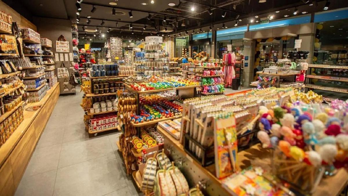Una tienda de United Souvenirs en una ciudad europea, en una imagen de la web de esta empresa. La cadena va a abrir su primer local en Málaga.