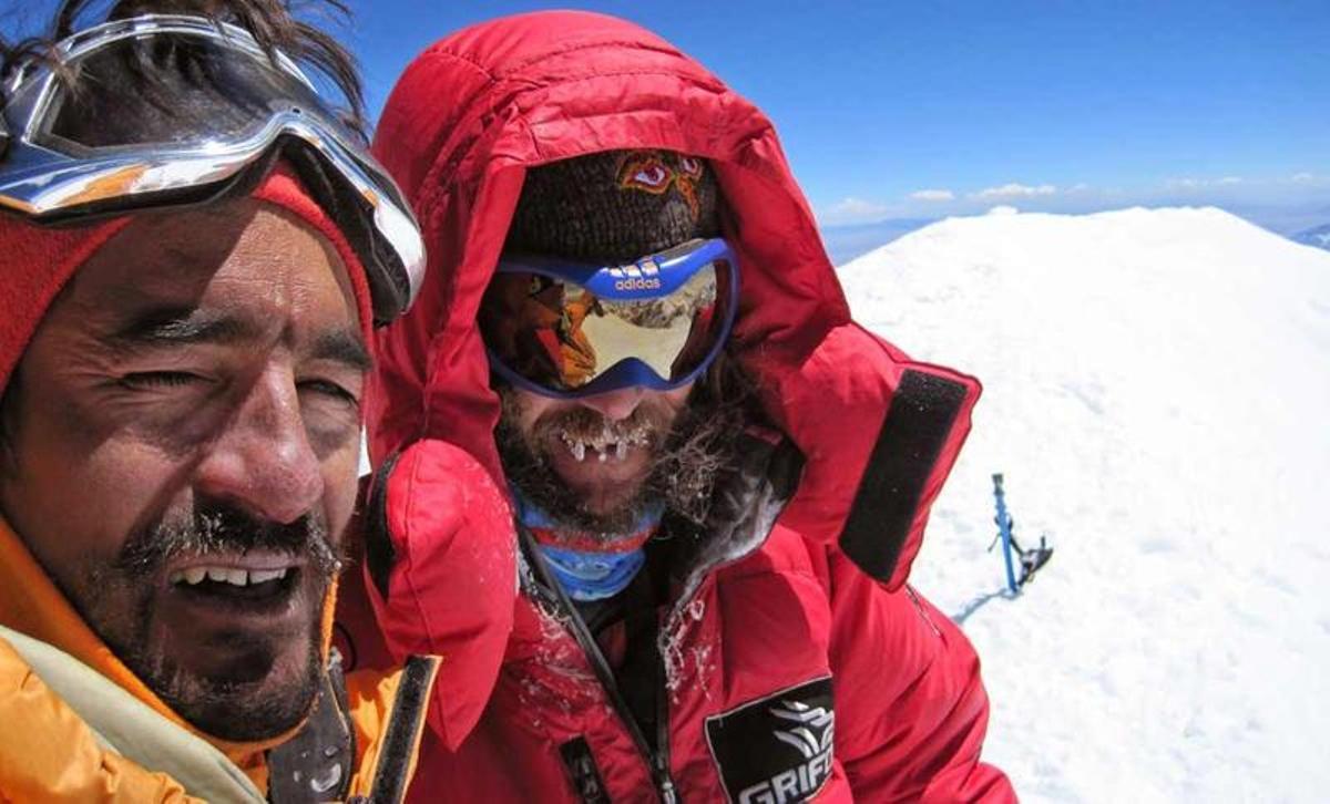 Martín Ramos y Jorge Egocheaga, en la cumbre del Kangchenjunga.