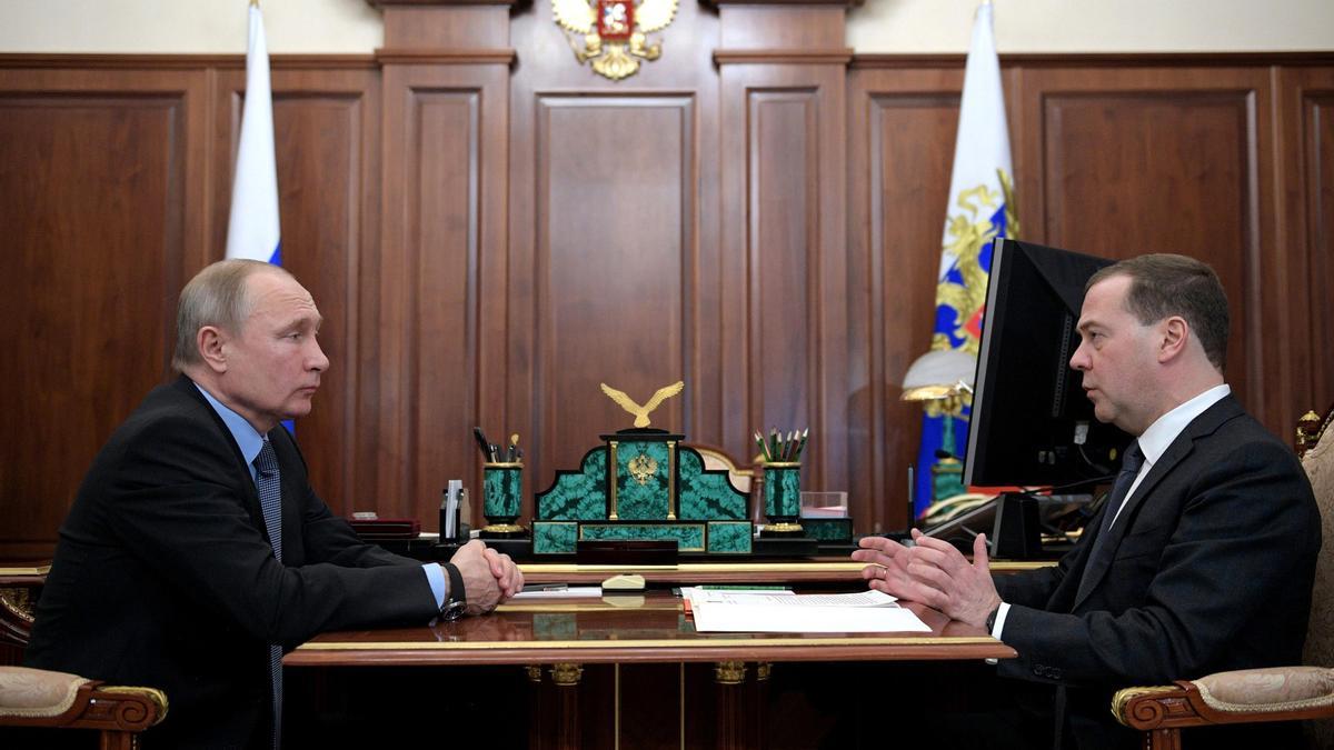 El presidente de Rusia, Vladimir Putin, junto con el expresidente del país y actual jefe de la Comisión de Seguridad, Dimitri Medvedev.