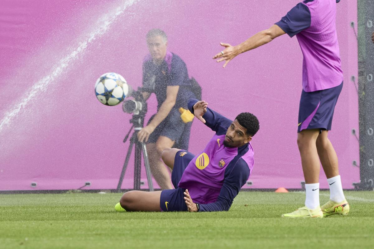 Ronald Araujo, en el último entrenamiento previo al partido con el Olympiacos.