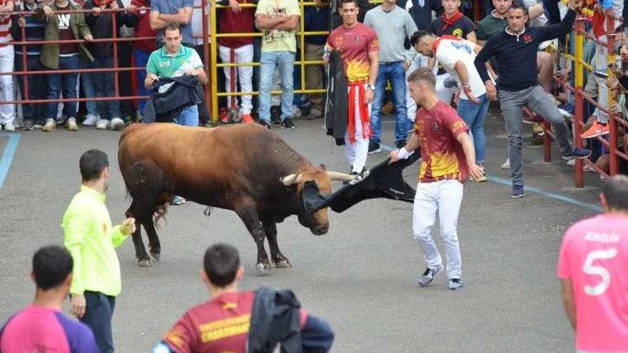 Un socio de Charamandanga da un pase a &quot;Jamonero&quot;.