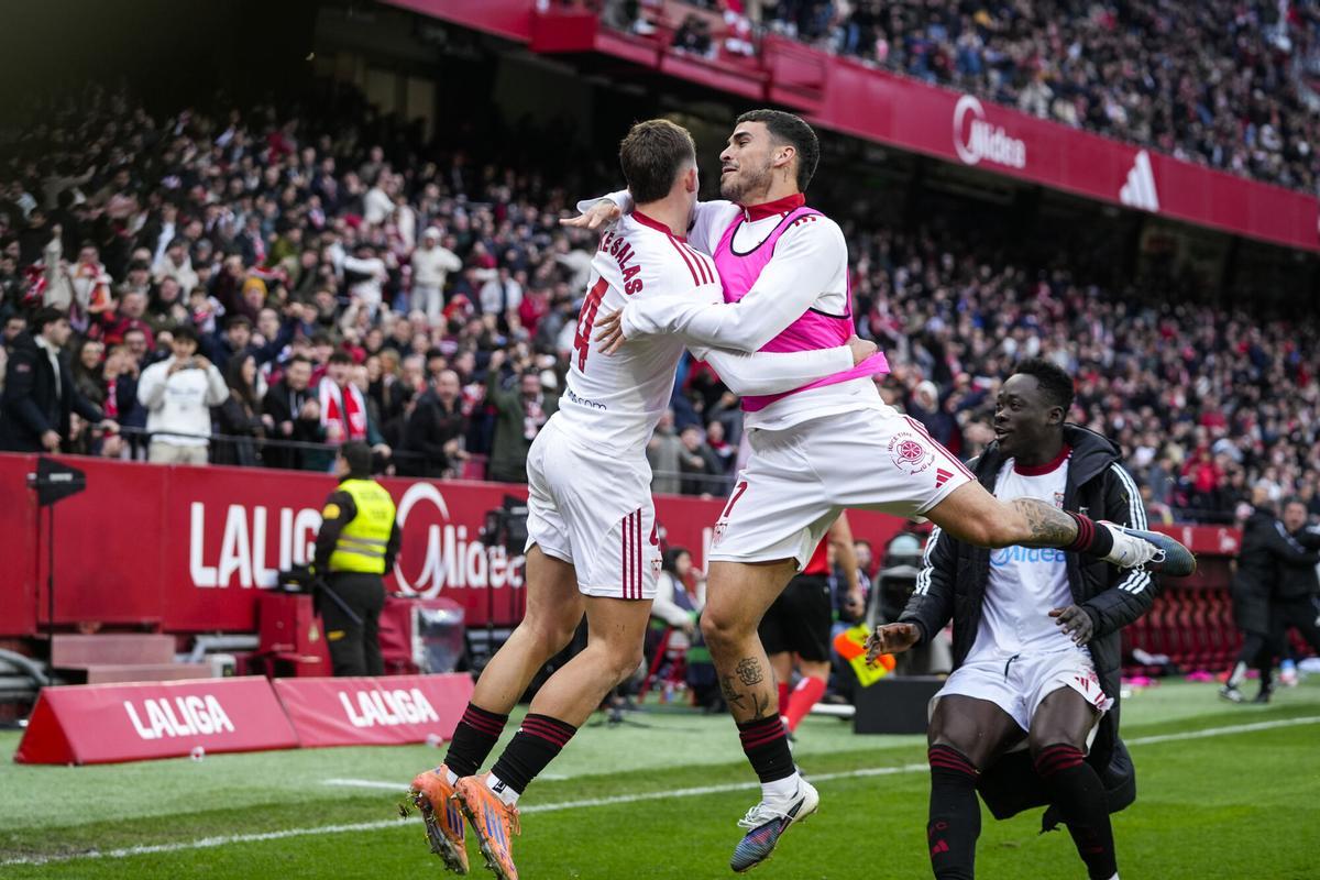 Kike Salas delebrando el gol.