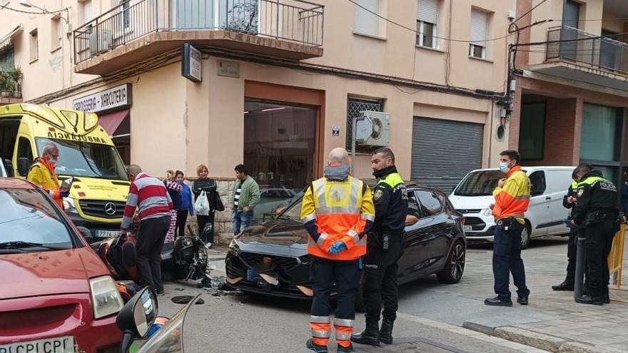 Aparatós accident entre un cotxe i una moto al carrer Pere III de Figueres