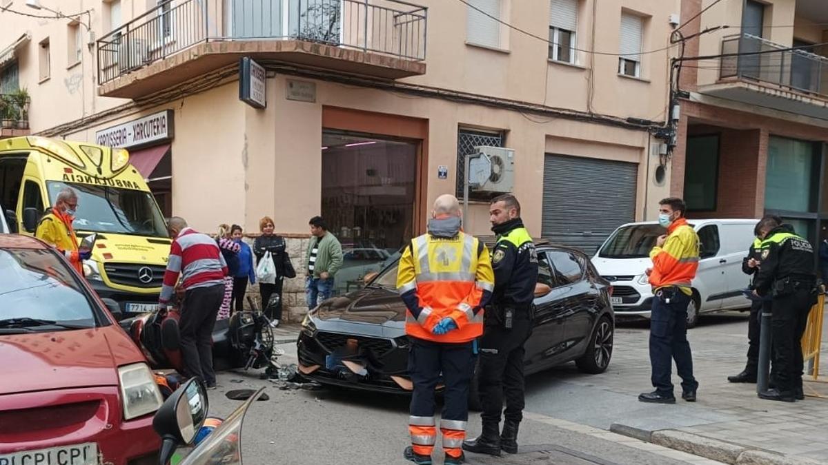 La moto i el vehicle accidentats a Figueres.