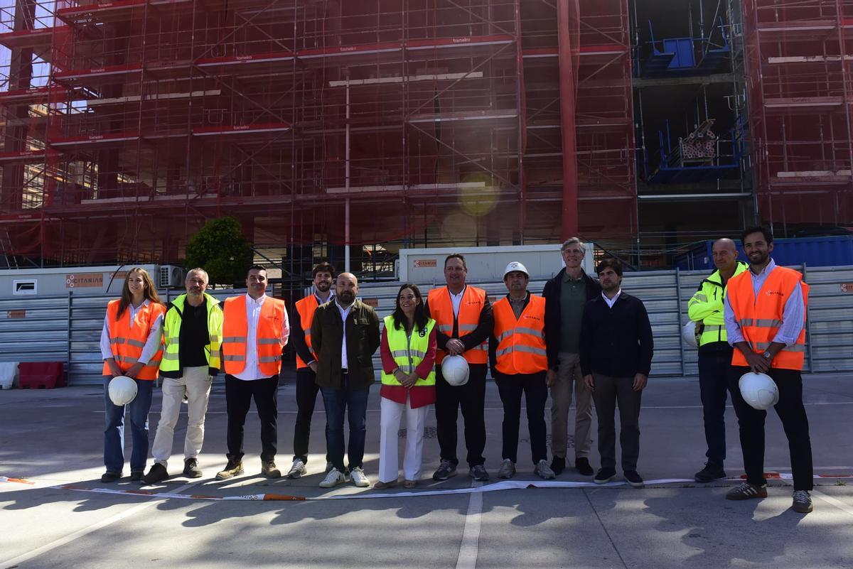 La alcaldesa Inés Rey, en el centro de la imagen, durante la visita a las obras este miércoles.