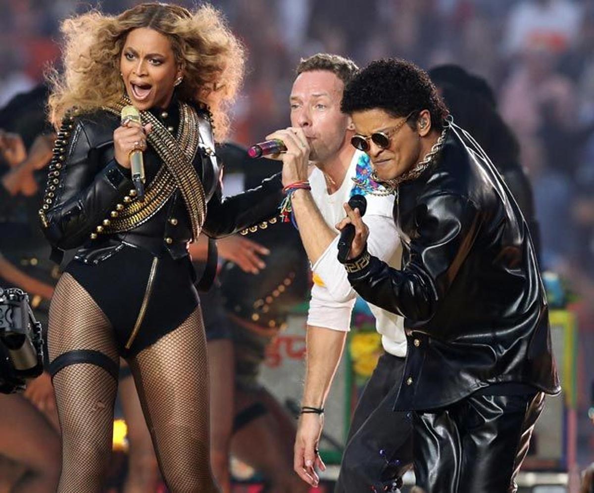 Beyoncé, Chris Martin y Bruno Mars cantaron juntos en el descanso de la Super Bowl.