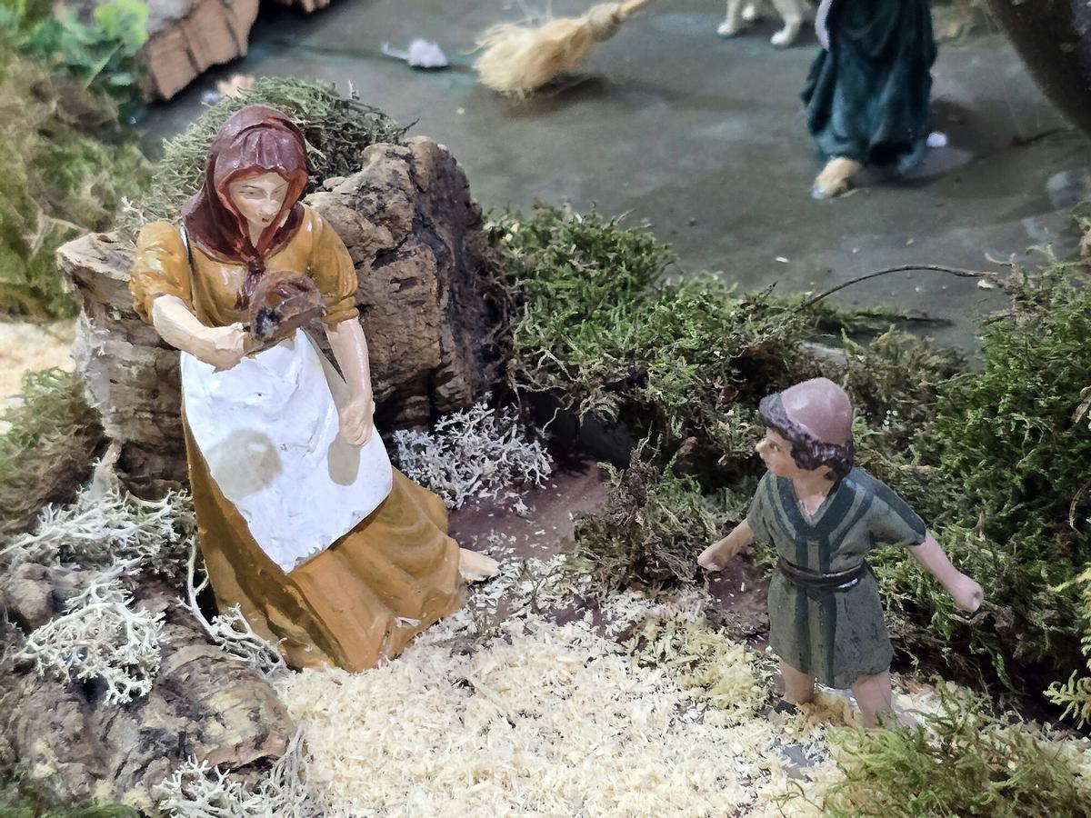 El belenista Fernando Fernández Penedo, Nando, posa con su belén en movimiento de 75 metros cuadrados que se muestra en centro parroquial de Gondomar. NACIMIENTO. NAVIDAD. BELEN ARTESANO