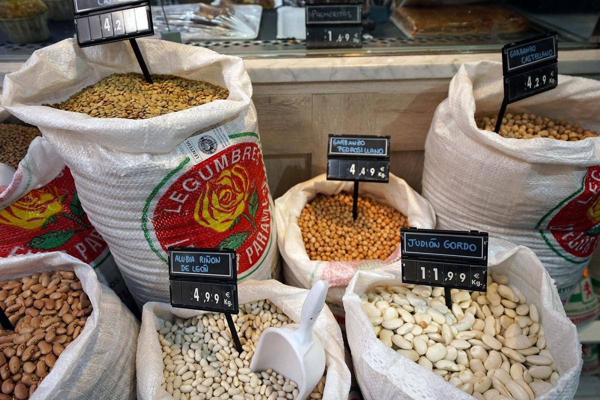 Puesto de legumbres, alimento rico en fibra y proteínas, en un mercado de Madrid.
