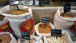 Puesto de legumbres, alimento rico en fibra y proteínas, en un mercado de Madrid.