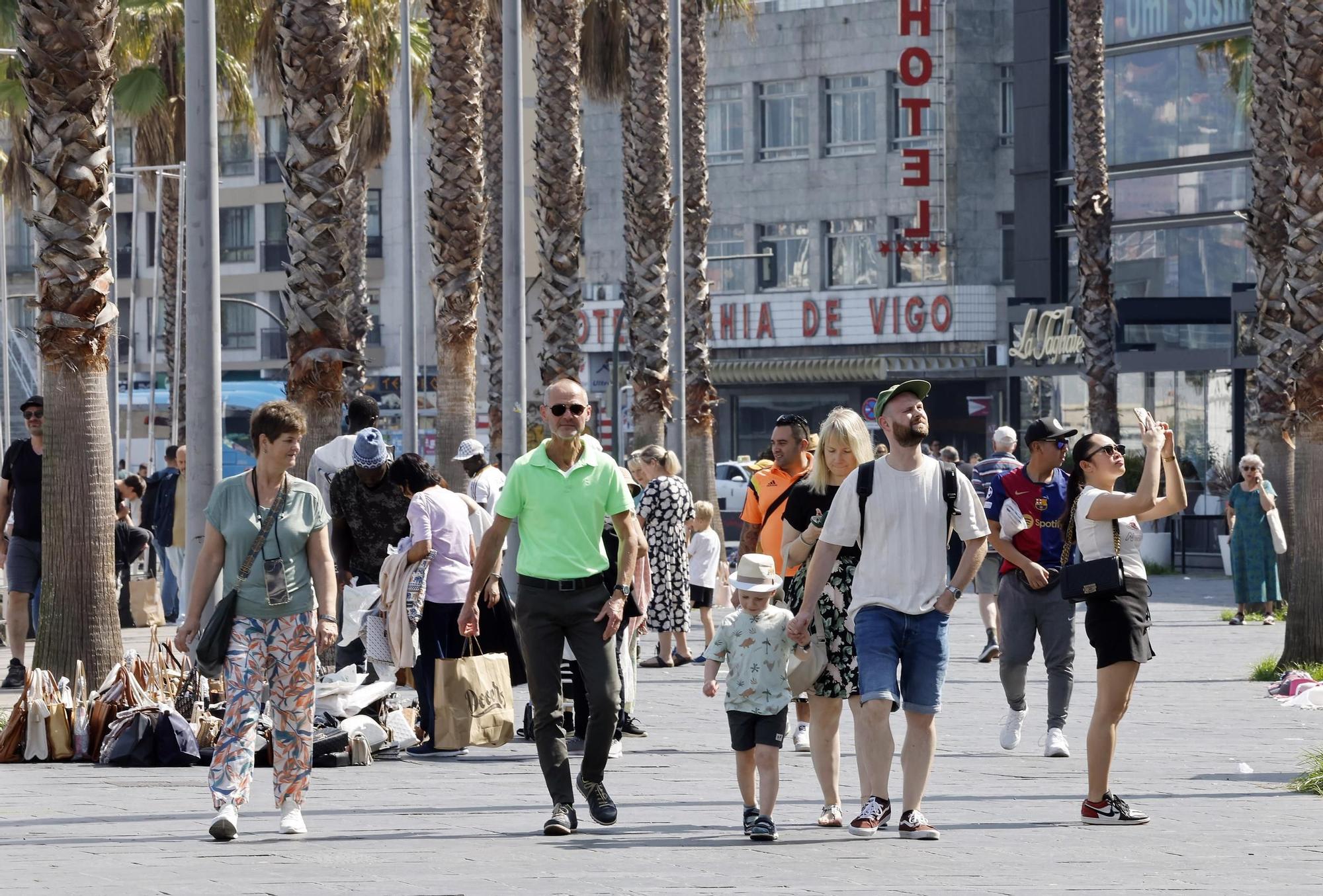 Visitantes y cruceristas del Island Sky y Costa Favolosa animaron un Vigo soleado