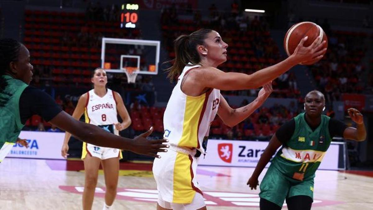 Mariona Ortiz, entrando a canasta en el duelo ante Mali en el Felipe