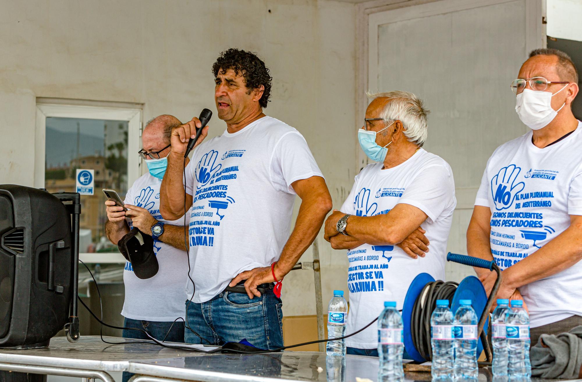 Las cofradías de la provincia protestan en La Vila contra el plan europeo que les obliga a reducir los días de faena