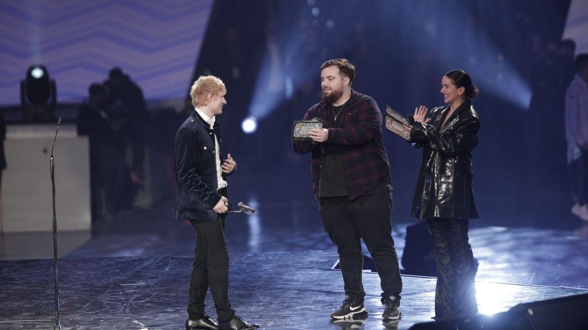 Ed Sheeran nimmt auf der Gala des Radiosender &quot;Los 40 Principales&quot; von dem Influencer Ibai Llanos und der Sängerin Rosalía einen Preis entgegen.
