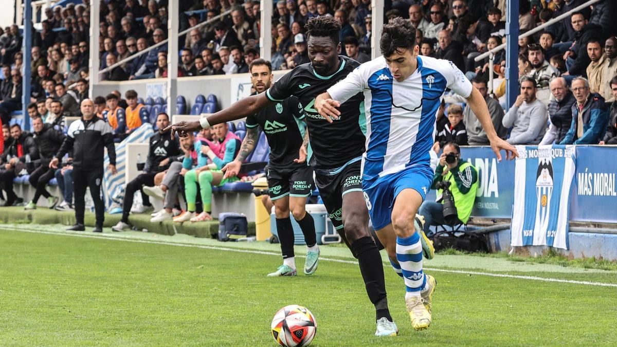 Antón disputa un balón en el Alcoyano Baleares