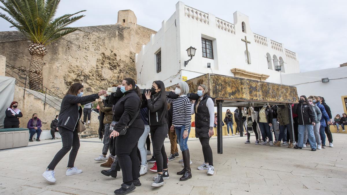 Costaleras de la Hermandad de la Santa Cruz, durante un ensayo la pasada semana.