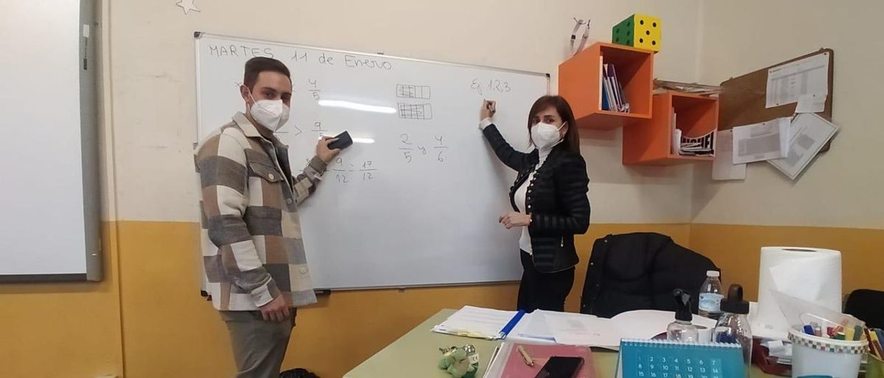 Encarnita Roche y su hijo, Pablo García, ayer dando clase juntos en sexto de Primaria en el colegio Teodoro Cuesta de Mieres