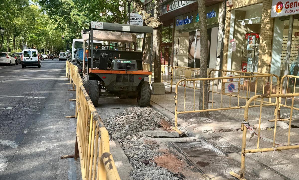 Vallas y maquinaria delimitan el espacio afectado por la canalización junto al paseo de Cánovas.