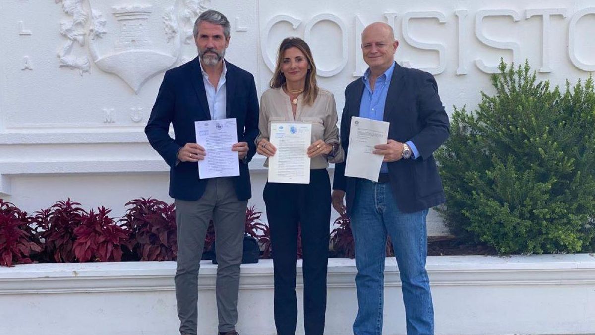 Ana Carmen Mata (PP) presenta la moción de censura acompañada por Juan Carlos Maldonado (Por Mi Pueblo) y Juan Carlos Cuevas (Vox).