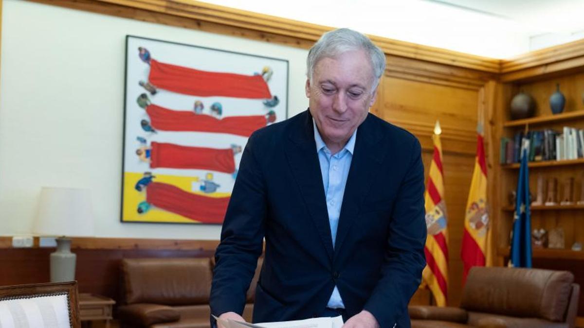 El consejero de Fomento, Movilidad, Vivienda y Logística del Gobierno de Aragón, Octavio López, firma la adjudicación de los contratos.