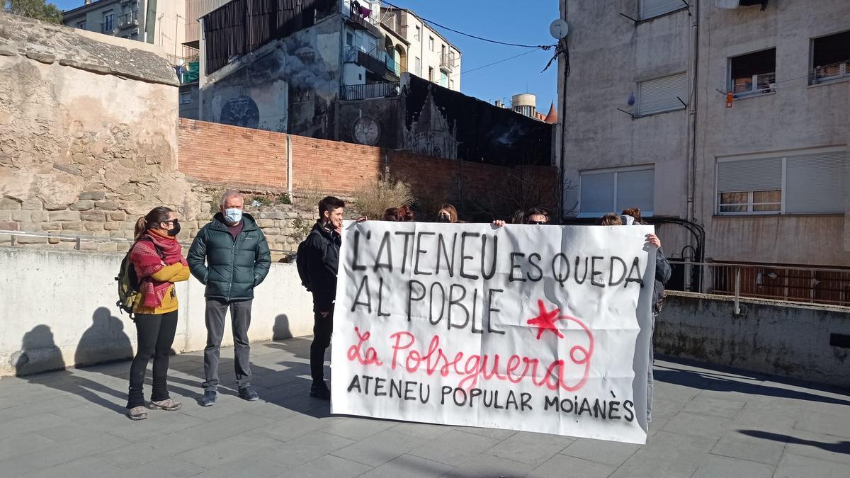 La pancarta que han desplegat els manifestants davant els jutjats de Manresa