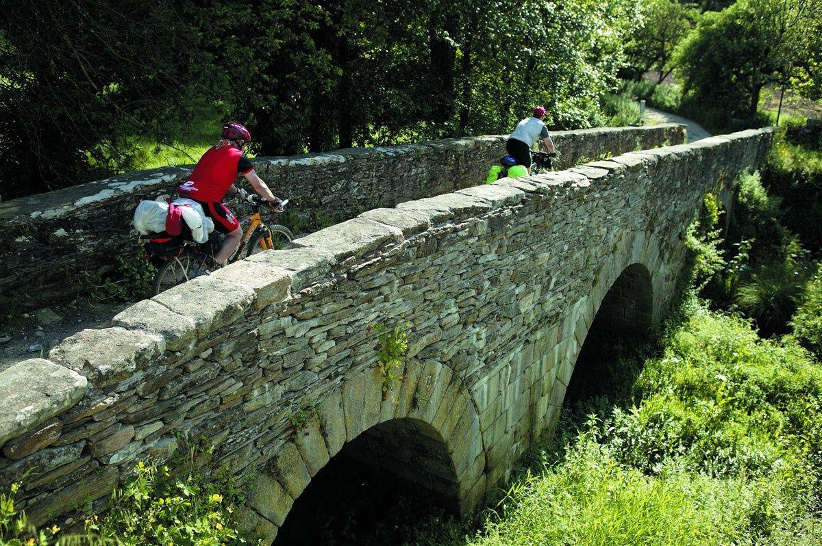 Peregrinos en bicicleta en el Camino de Santiago