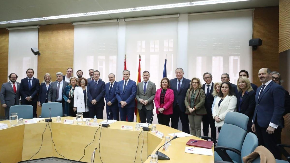 Reunión de diputados y senadores