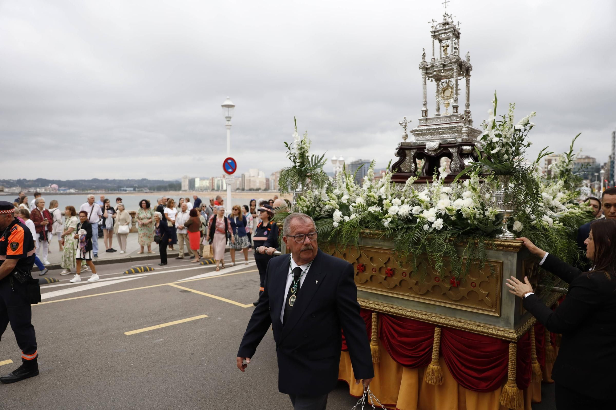 Pétalos, incienso, niños... así fue la procesión del Corpus Christi en Gijón (en imágenes)