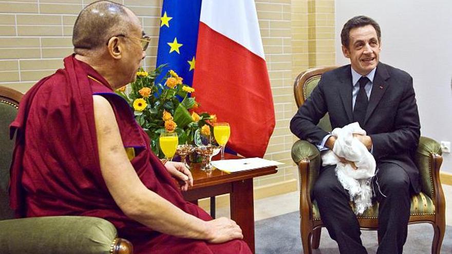 El jefe del Estado francés y presidente de turno de la Unión Europea (UE) se reunió hoy con el Dalai Lama en Gdansk (norte de Polonia), a pesar de las duras críticas vertidas por Pekín, que amenazó con sanciones comerciales y boicot a los productos galos de producirse ese encuentro.